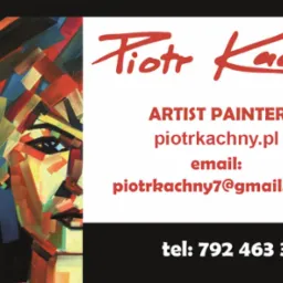 Abstrakcyjny portret kobiety, wykonany techniką geometryczną z użyciem kolorowych tr&oacute;jkąt&oacute;w i prostokąt&oacute;w, obok danych kontaktowych artysty Piotra Kachny.