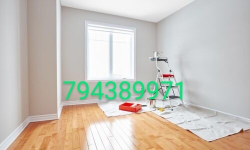 Pokój po malowaniu ścian na jasny odcień, widoczna drabina malarska z puszką farby, kuweta z wałkiem oraz zabezpieczona folią podłoga z parkietu.