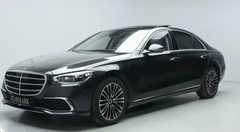 Czarna limuzyna Mercedes-Benz S-Class z charakterystycznym grillem i aluminiowymi felgami na jasnym tle.