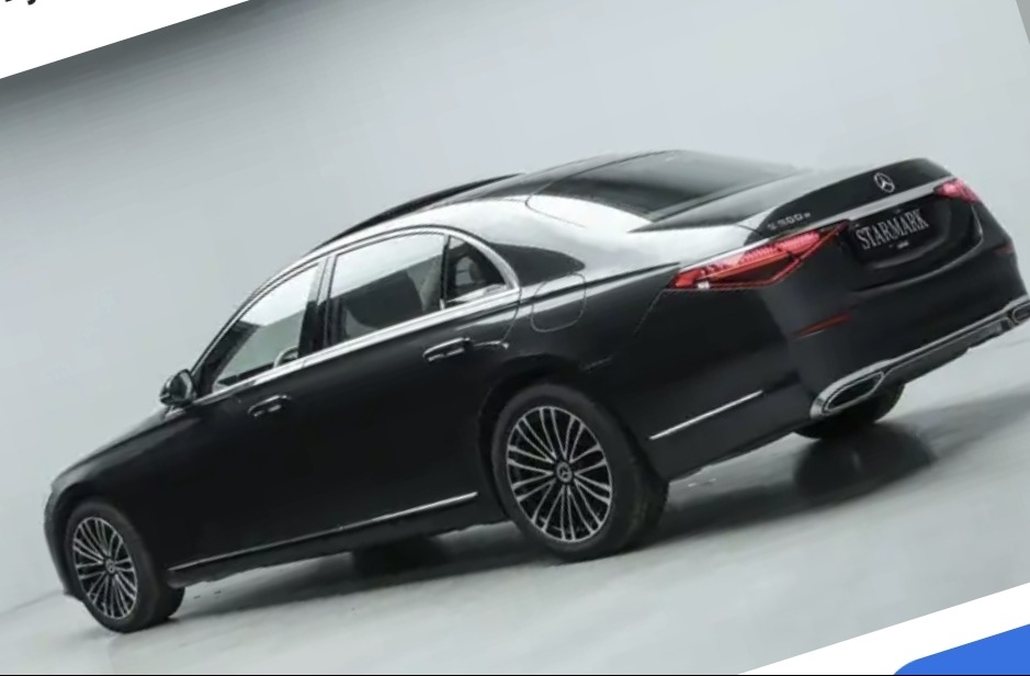 Czarny Mercedes S 500 z chromowanymi detalami, widoczny z tyłu pod kątem, prezentowany w studio.