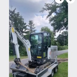 Oferuje usługi mini koparką która posiadam od roku.