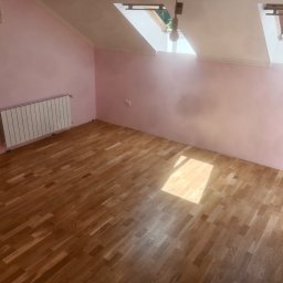 Pokój po montażu paneli drewnianych.