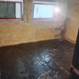 Nowe rury z wodą zaszpachlowane, warstwa starej gładzi i farby zeszlifowana, pomieszczenie zagruntowane pod kładzenie tynku. 