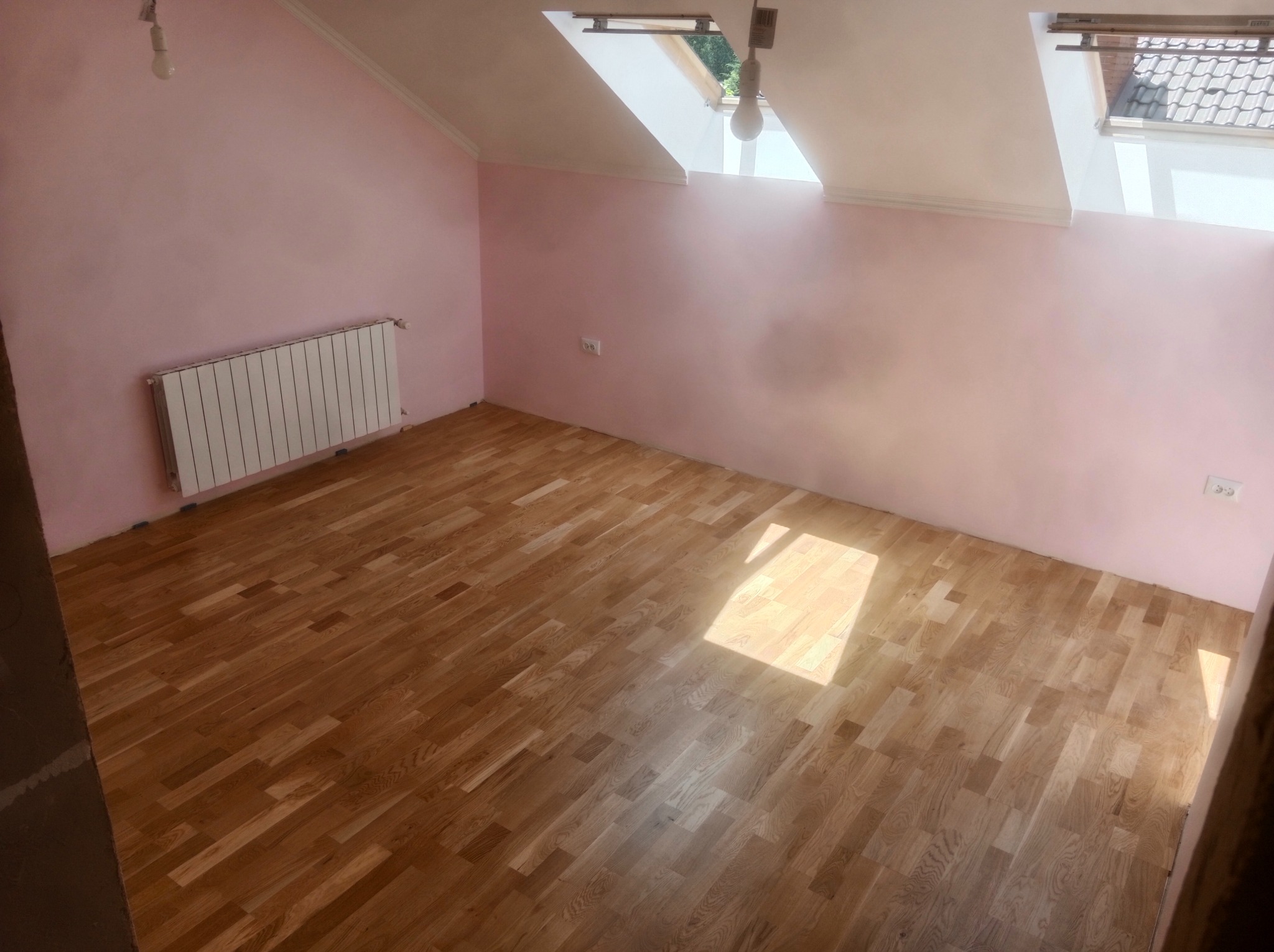 Pokój po montażu paneli drewnianych.