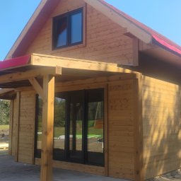 Okna w domu murowanym, czy szkieletowym. Kompleksowy montaż okien z dbałością o odpowiednią izolację termiczną.