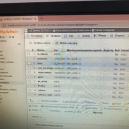 Widok struktury tabeli 'ksiegarnia' w phpMyAdmin, prezentujący pola takie jak 'id_klienta', 'nazwisko', 'imie', 'kod_pocztowy', 'miejscowosc', 'ulica', 'nr_domu', 'PESEL', 'telefon', 'adres_e_mail'...