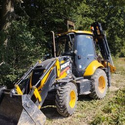 Roboty ziemnie koparko ładowarką 