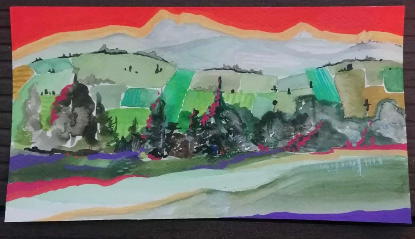 Akwarelowy pejzaż przedstawiający pola uprawne z drzewami na pierwszym planie i górami na horyzoncie, całość utrzymana w pastelowych barwach z czerwonym niebem.