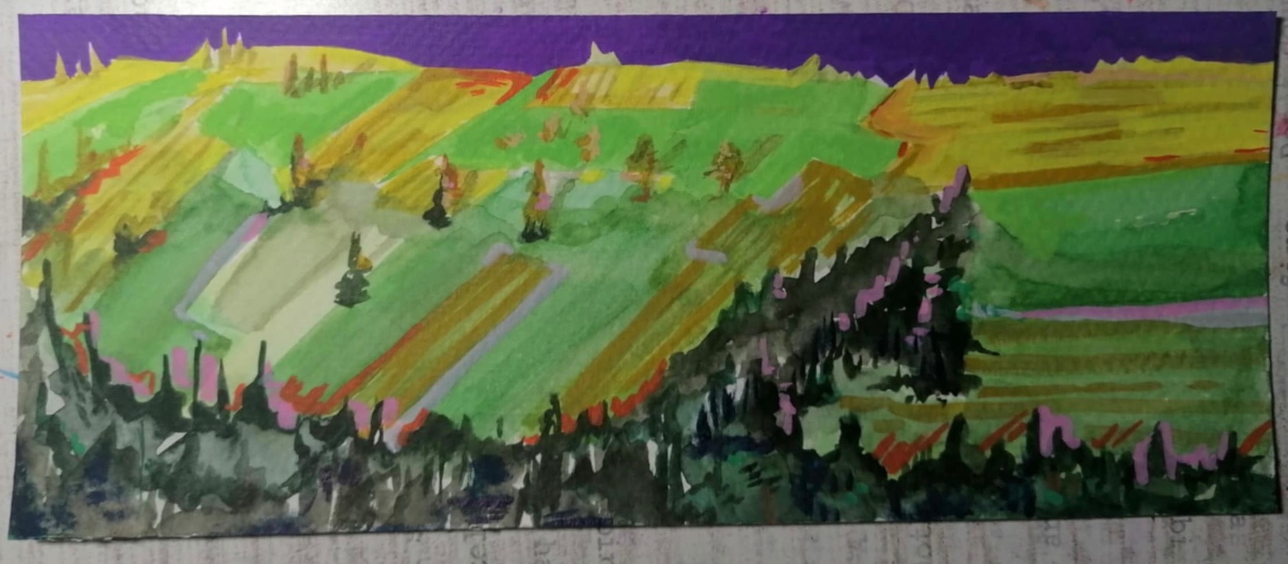 Akwarelowy pejzaż przedstawiający zielone i żółte pola uprawne z ciemnofioletowym niebem w tle, namalowany w ekspresyjnym stylu z widocznymi pociągnięciami pędzla.