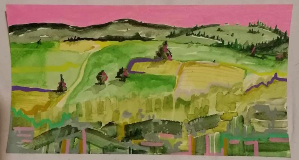 Ręcznie malowany akwarelami krajobraz z polami, wzgórzami i różowym niebem, wykonany na papierze z widocznymi śladami pędzla.