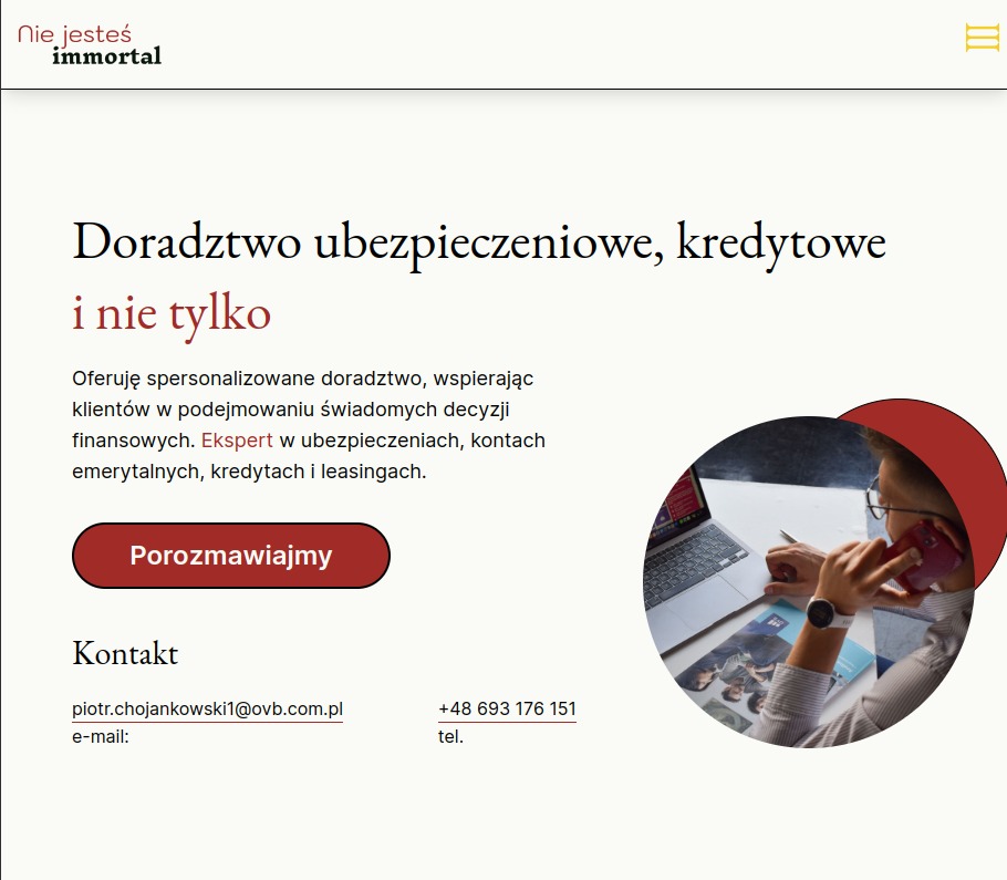 Strona internetowa z nagłówkiem 'Doradztwo ubezpieczeniowe, kredytowe i nie tylko', przycisk 'Porozmawiajmy' oraz kontakt, w tle osoba rozmawia przez telefon przy laptopie.