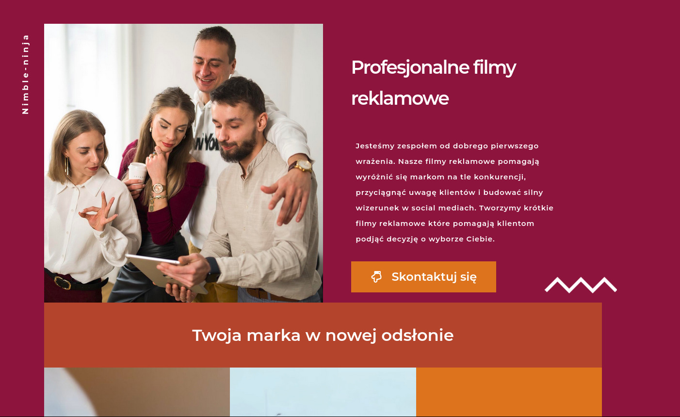 Zespół Nimble-ninja prezentuje na tablecie profesjonalne filmy reklamowe, pomagające wyróżnić markę w social mediach. Twoja marka w nowej odsłonie.