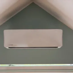 Biały klimatyzator Rotenso zamontowany na zielonej ścianie pod skośnym sufitem, widok z dołu, okno w tle.