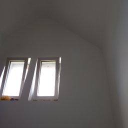 EdenBud - Poddasze z dwoma oknami dachowymi po malowaniu na biało, widoczne niedoskonałości na parapecie.