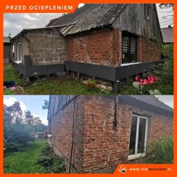 MDMS HOLDING SPÓŁKA Z OGRANICZONĄ ODPOWIEDZIALNOŚCIĄ - Dom przed i po: Część elewacji z cegły, część z szarego pustaka, dolna strefa zabezpieczona czarnymi płytami izolacyjnymi, widoczne kwiaty w doniczce i rabacie.