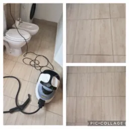 Czyszczenie fug na podłodze w łazience za pomocą parownicy Karcher; widoczne płytki przed i po czyszczeniu.