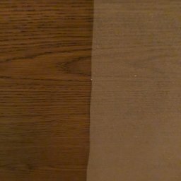 Twój Konsjerż - Fragment drewnianej powierzchni, po lewej stronie widoczny brudny, matowy obszar, po prawej czysty, błyszczący.