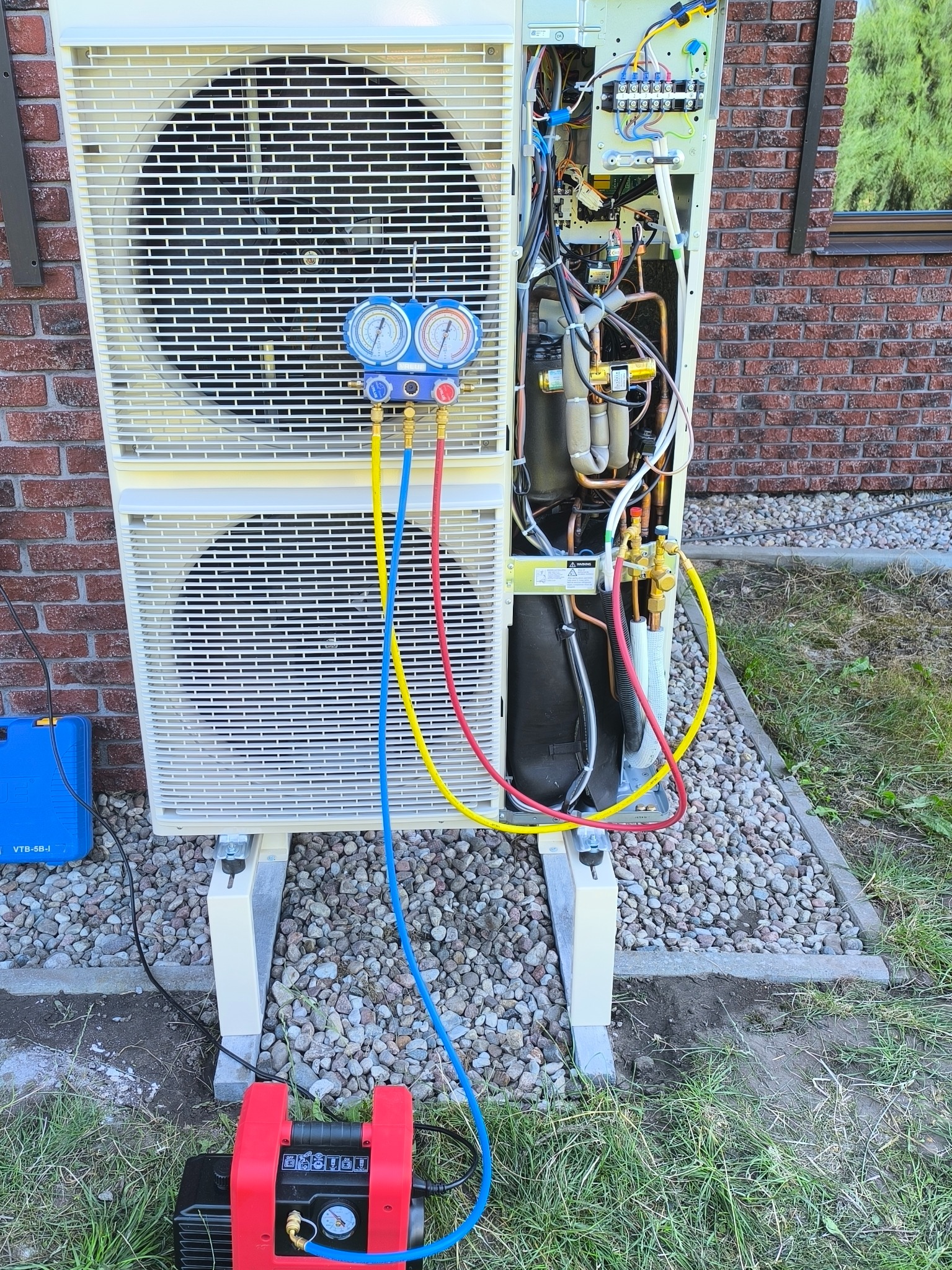 W trakcie montażu pompa typu split 12kW