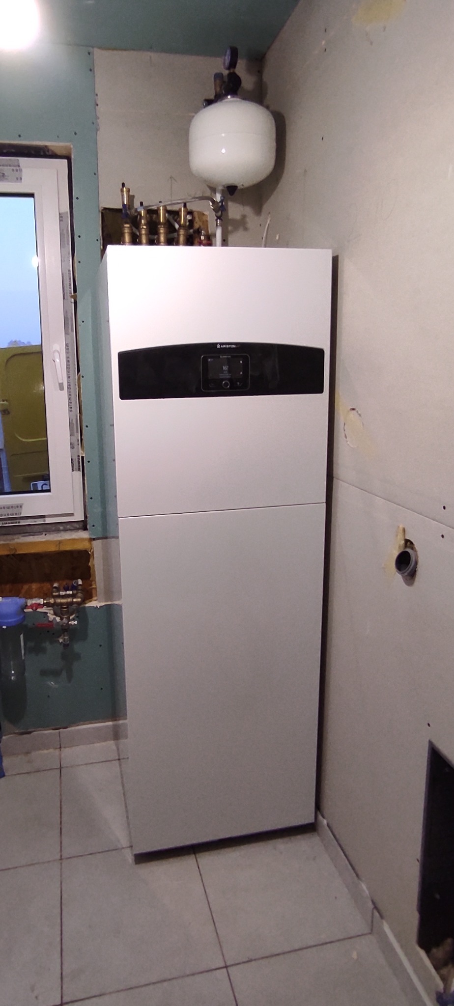 Jednostka wewnętrzna pompy ciepła z wbudowanym podgrzewaczem ciepłej wody użytkowej