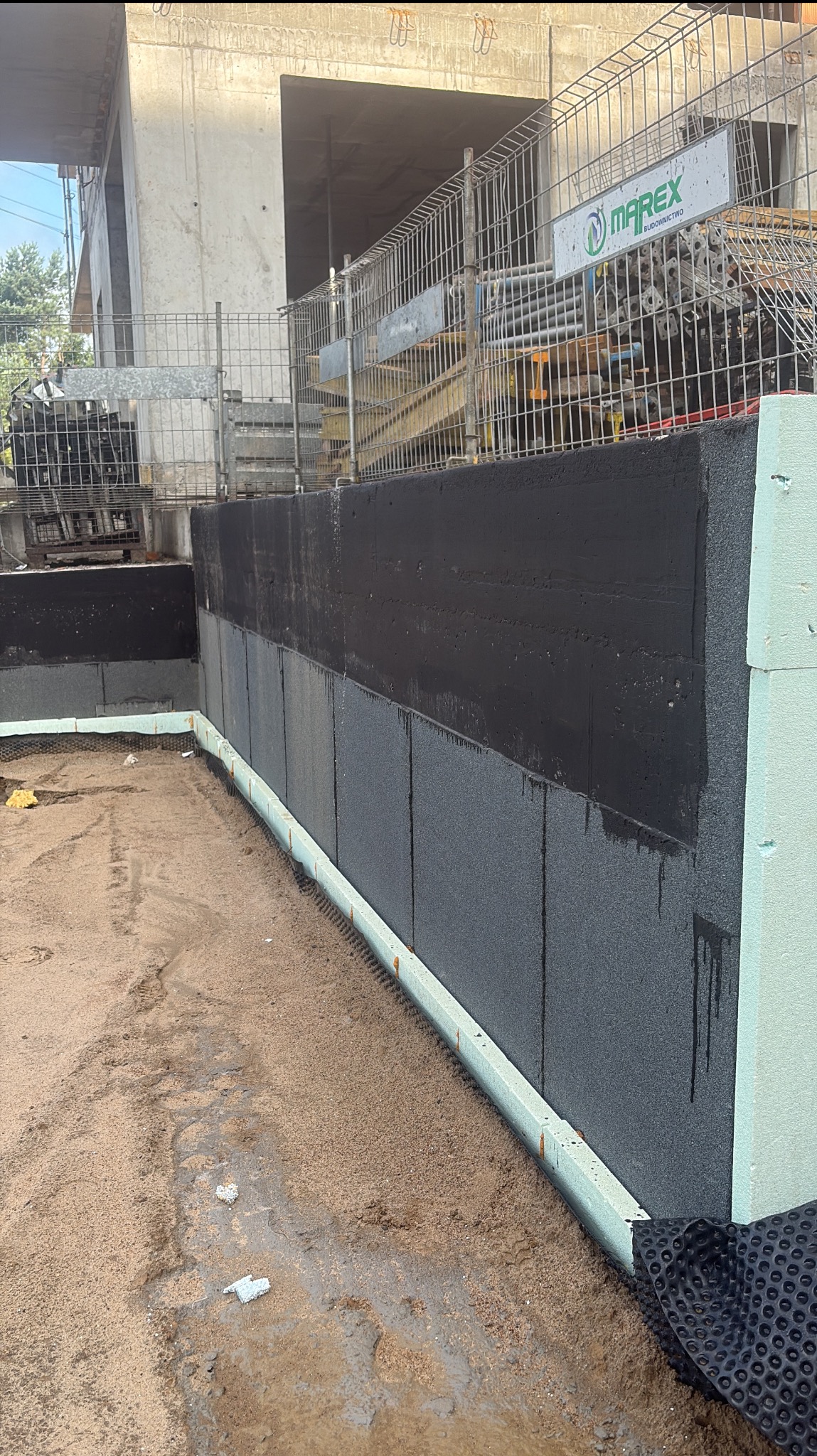 Zgrzewanie papy wierzchniego krycia na sciany przed zasypkami