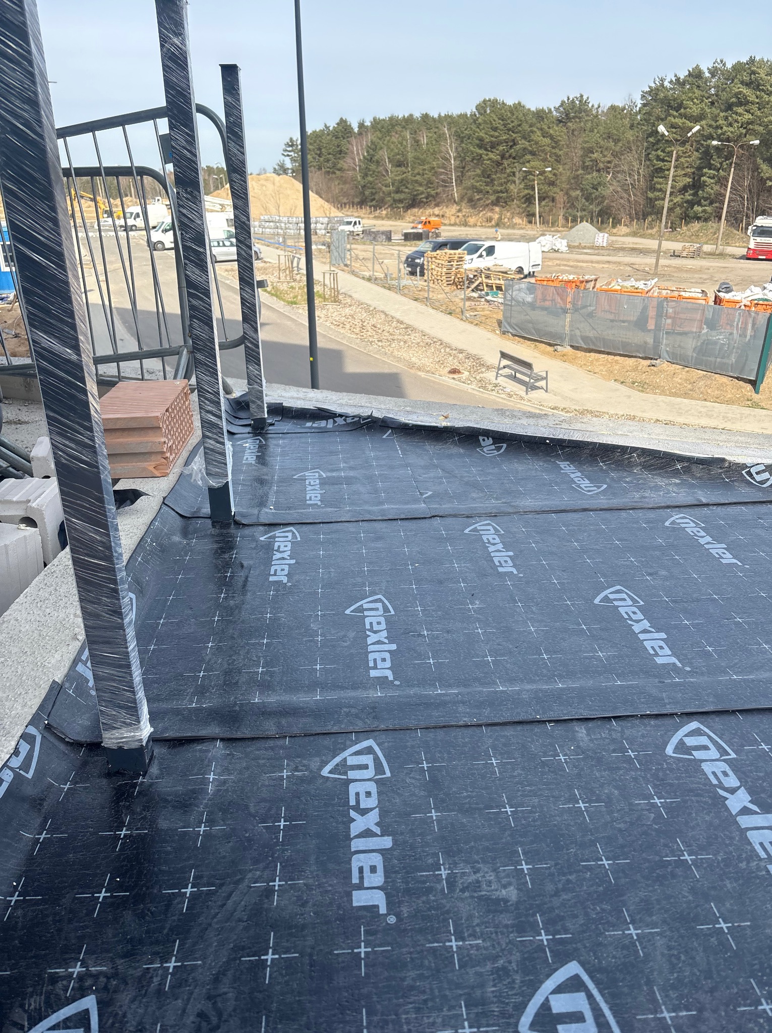 zabezpieczenie piru na tarasie papą samoprzylepną