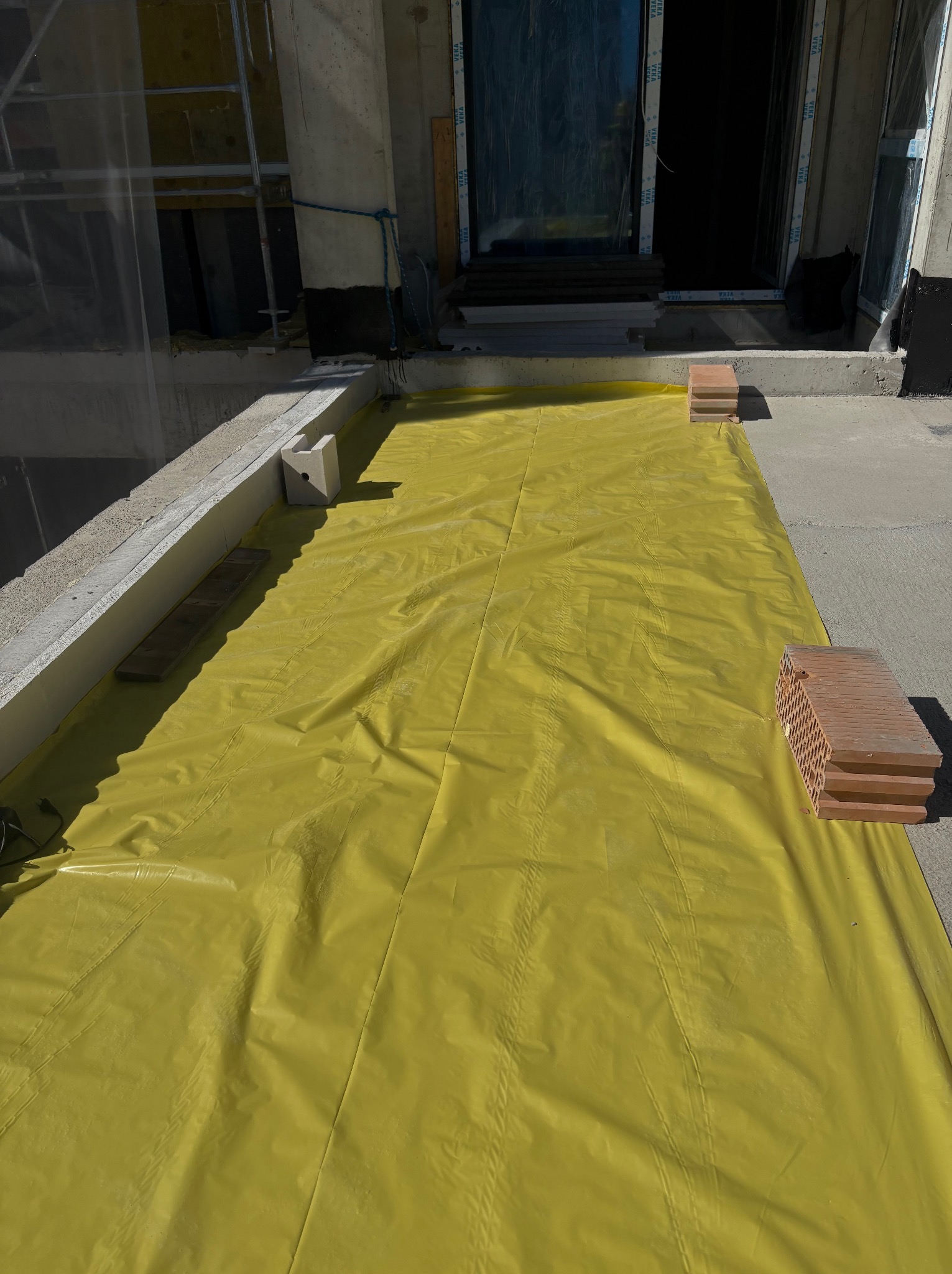 izolacja paroizolacyjna folią na tarasie przed ulozeniem piru