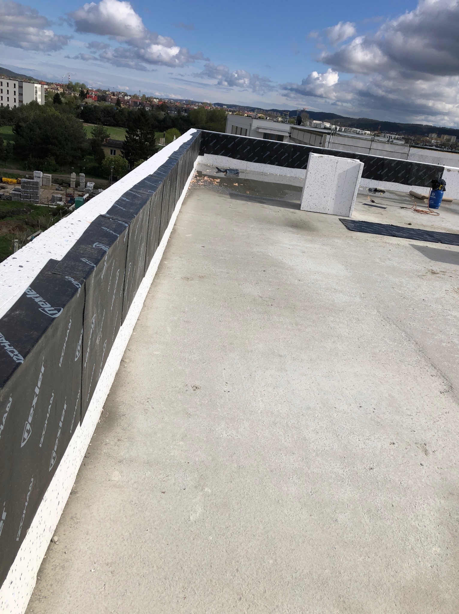 zabezpieczenie attyki papą samoprzylepną