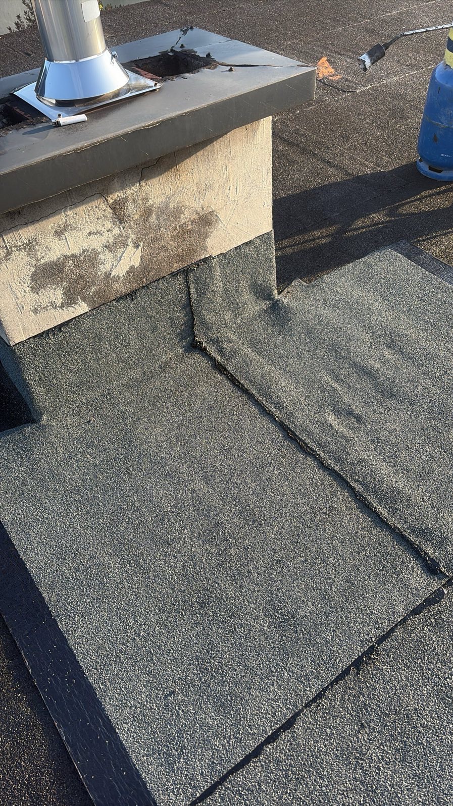 klejenie dachu renowacja starego dachu obrobka komina papą