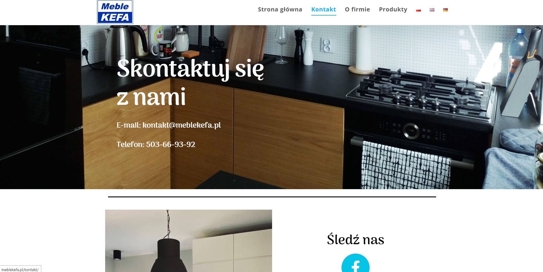 Fragment strony internetowej firmy meblowej z hasłem 'Skontaktuj się z nami', adresem e-mail i numerem telefonu na tle nowoczesnej zabudowy kuchennej z drewnianymi frontami i czarnym blatem.