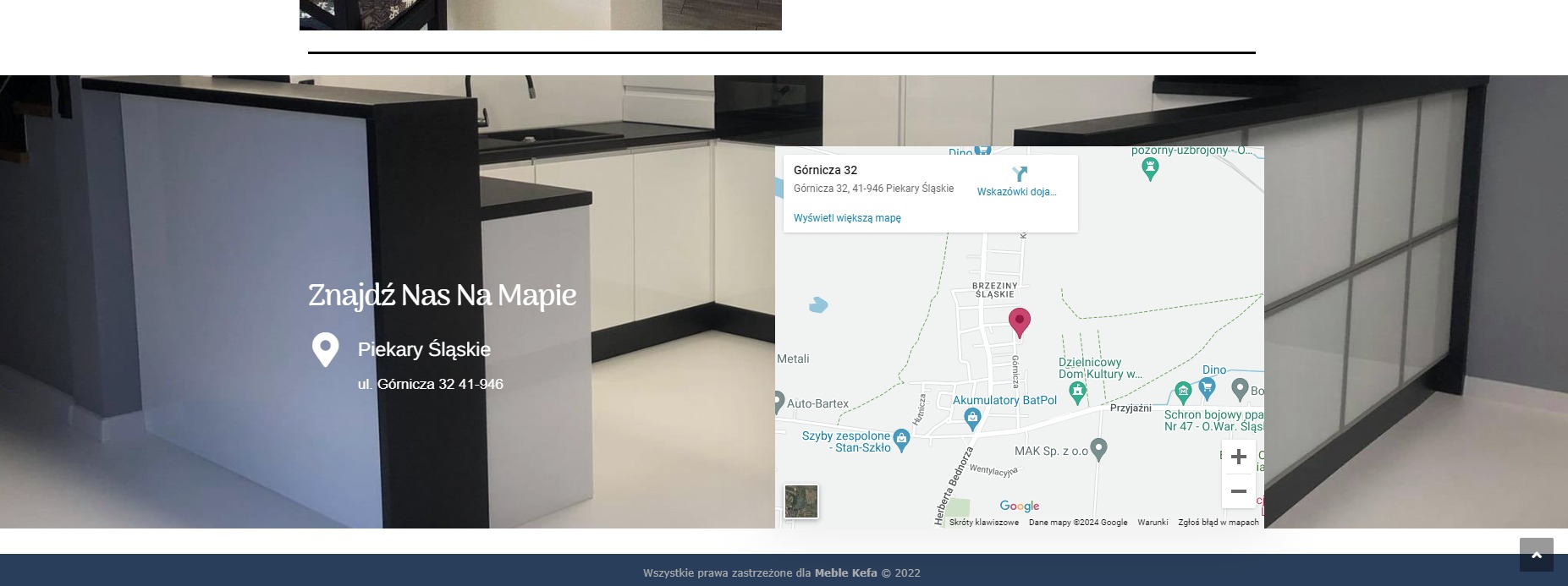 Nowoczesna, minimalistyczna kuchnia z białymi szafkami i czarnymi blatami, zintegrowana z mapą lokalizacji firmy w Piekarach Śląskich, prezentowaną na stronie internetowej.