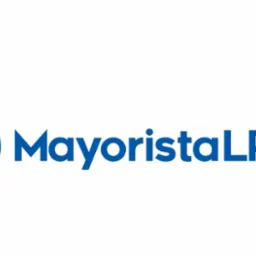 Logo firmy MayoristaLPC z trzema stylizowanymi falami w kolorze niebieskim i żółtą kroplą, umieszczone na białym tle.