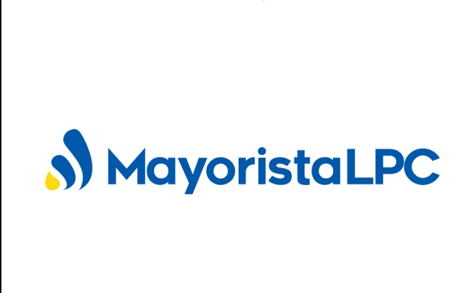 Logo firmy MayoristaLPC z trzema stylizowanymi falami w kolorze niebieskim i żółtą kroplą, umieszczone na białym tle.