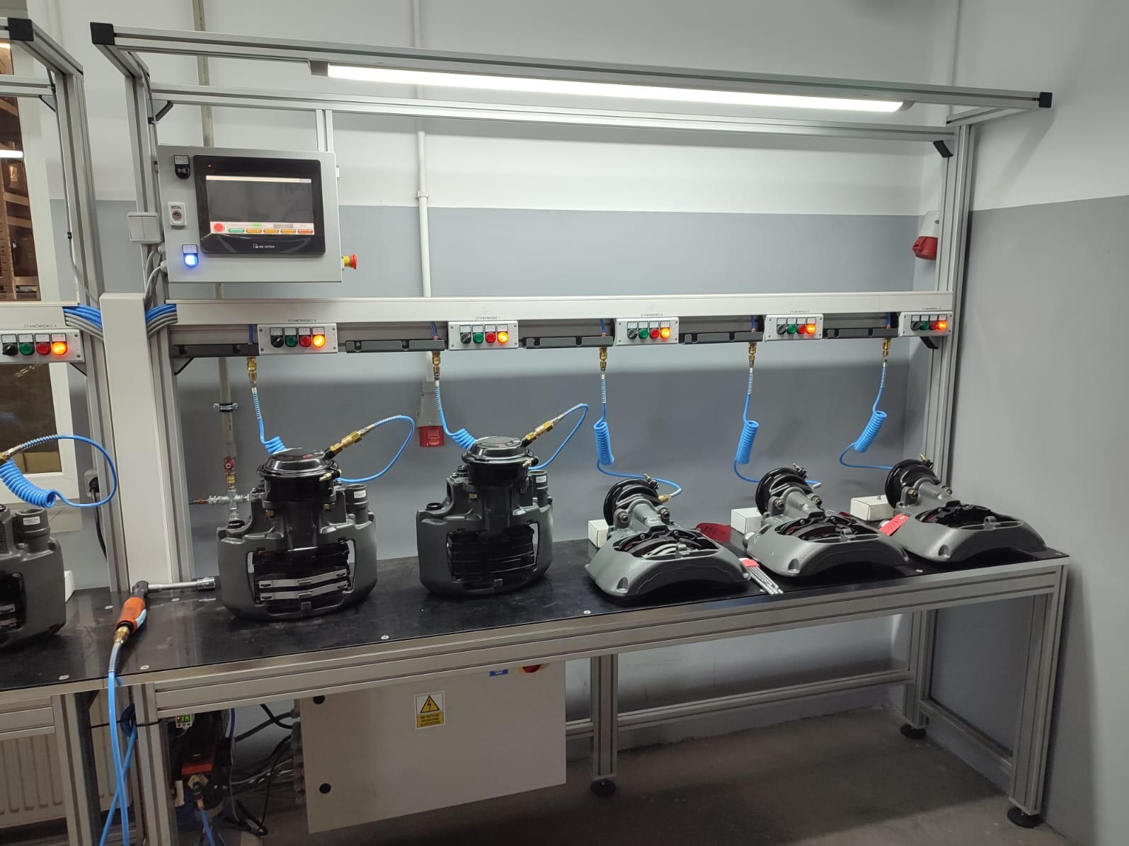 Stanowiska testowe oraz montażowe pod wymagania klienta.