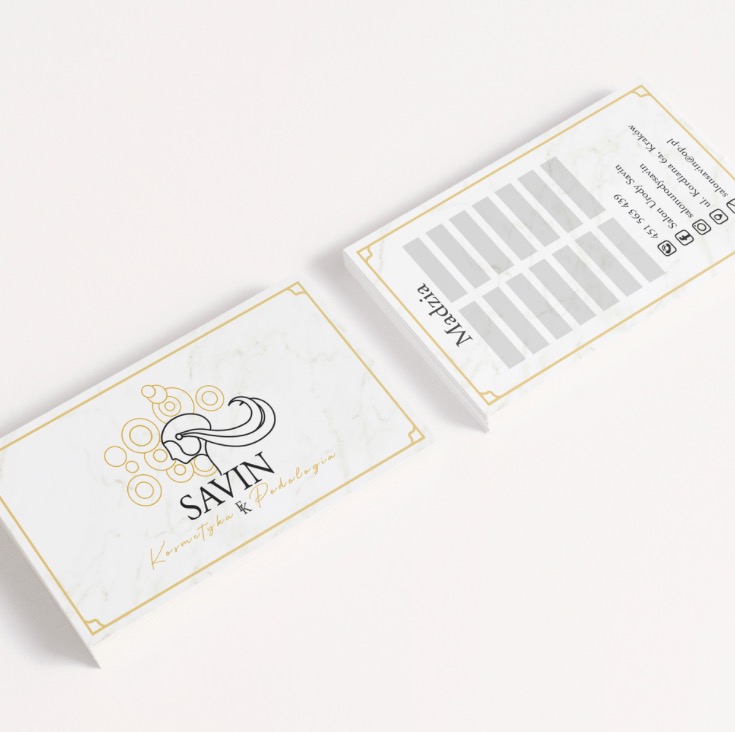 Dwie wizytówki z motywem marmuru i złotymi ramkami, jedna z logo Savin Kosmetyka & Podologia, druga z imieniem Madzia i danymi kontaktowymi.