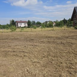 Prace ogrodnicze - Działka budowlana po koszeniu i wyrównaniu gleby..