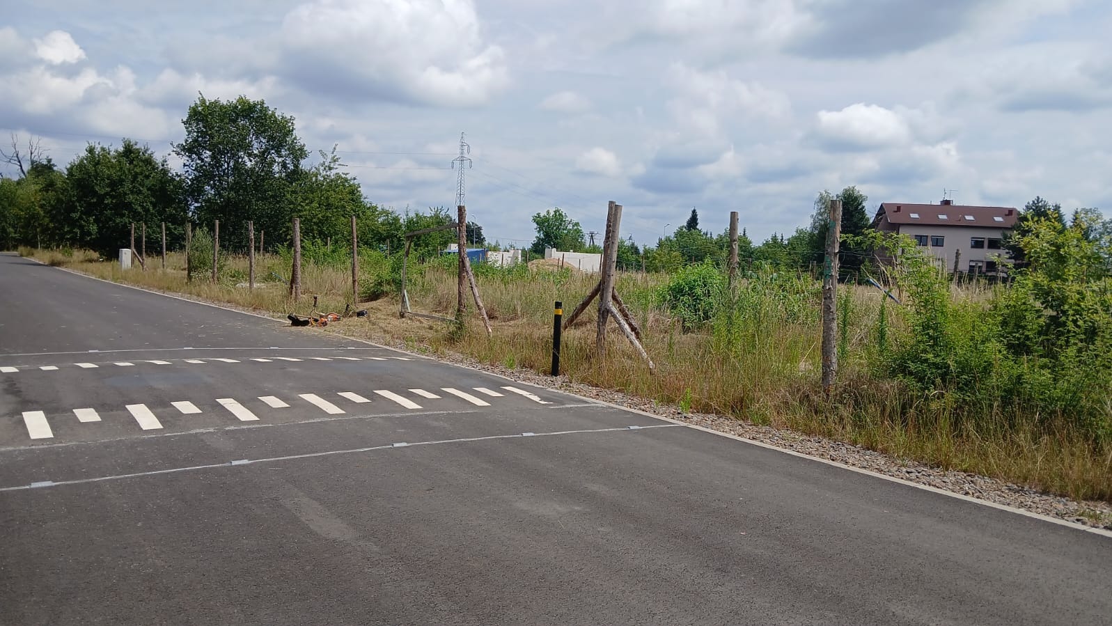 Działka budowlana przed koszeniem i wyrównaniem...