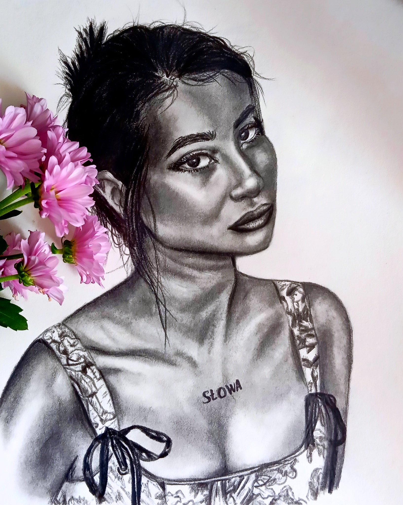Portret kobiety wykonany w technice grafitu, z bukietem różowych kwiatów po lewej stronie i napisem 'SŁOWA' na dekolcie