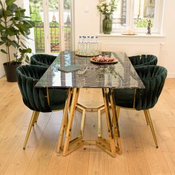 Komfort prowadzenia konsultacji zapewnia przestronna i jasna sala konferencyjna, wraz z dostępnością tarasu.