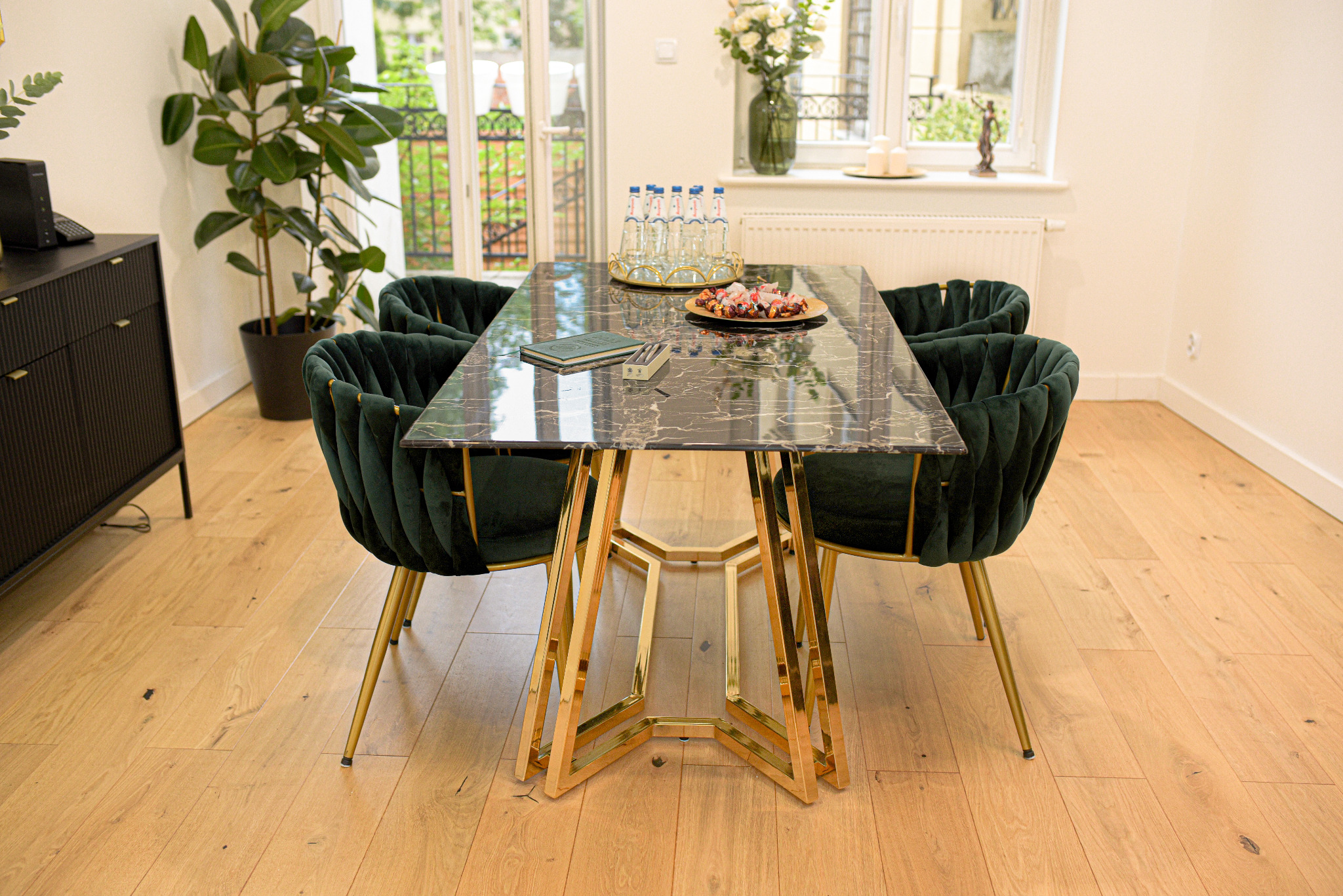 Komfort prowadzenia konsultacji zapewnia przestronna i jasna sala konferencyjna, wraz z dostępnością tarasu.