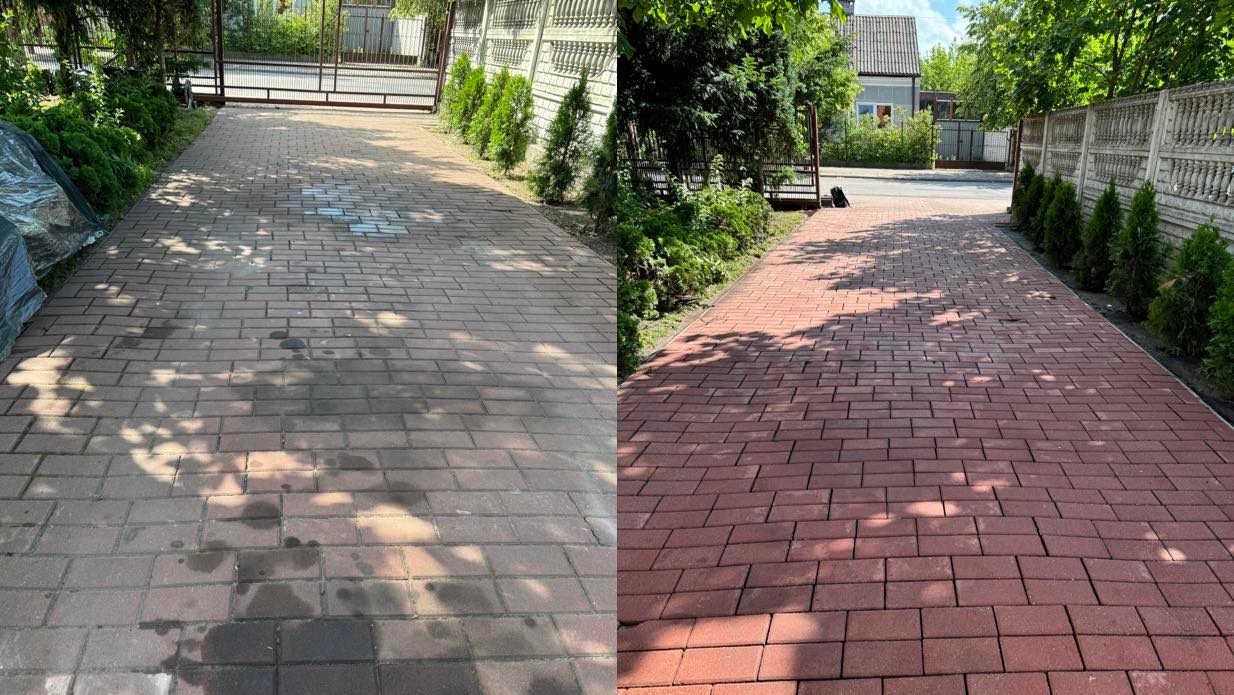 Porównanie stanu kostki brukowej przed i po czyszczeniu, widoczne różnice w kolorze i usuniętych zabrudzeniach na długim podjeździe.