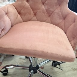 Ester-Tap - Różowe krzesło biurowe obrotowe z weluru, z pikowanym oparciem w romby i chromowaną podstawą na kółkach, widoczne z bliska na tle podłogi.