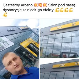 Jarosław Dembecki Malar-Tech - Mężczyzna w niebieskiej koszulce z logo firmy na tle przeszklonej elewacji salonu samochodowego Opel po umyciu.