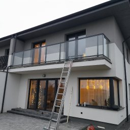 Balustrada aluminiowo szklana montaż na płycie balkonu ( marki stojące)