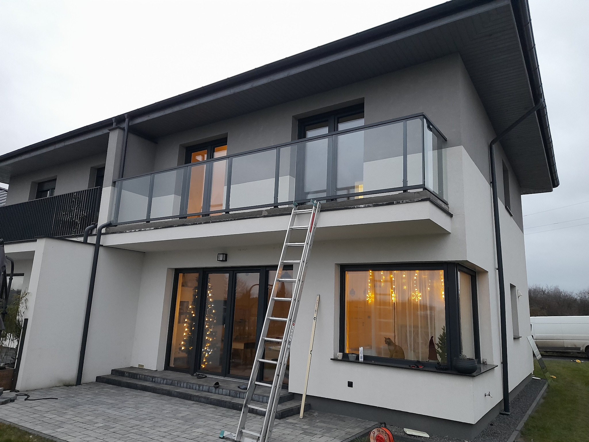 Balustrada aluminiowo szklana montaż na płycie balkonu ( marki stojące)