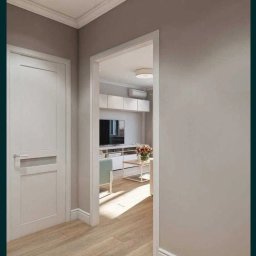 Maxxxbud - Nowoczesne wnętrze: białe drzwi z poziomym przeszkleniem, drewniana podłoga i widok na salon z jasnymi meblami. Minimalistyczny design, ciepłe oświetlenie.