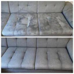 Szara, tapicerowana kanapa modułowa: górny kadr przedstawia widoczne plamy i zabrudzenia na siedzisku, dolny kadr ukazuje ten sam fragment po czyszczeniu, z wyraźnie odświeżonym kolorem i brakiem...