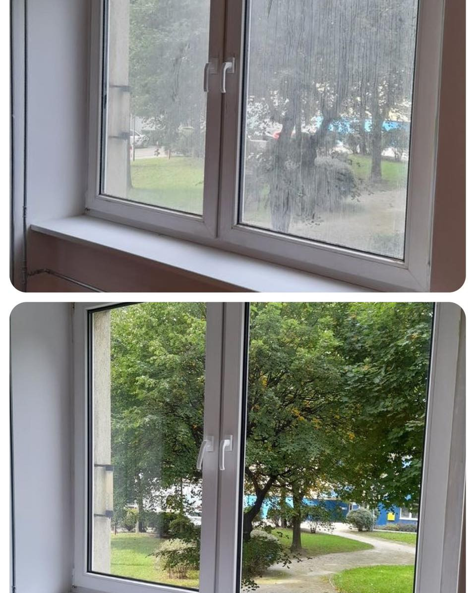 Porównanie okna PCV przed i po umyciu, z widocznym brudem na górnej części i czystym widokiem na zieleń parku na dolnej części.