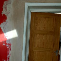 usunięcie starych futryn oraz drzwi i osadzenia nowych