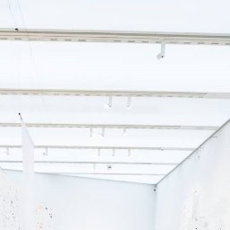 Montaż oświetlenia LED opartego na ponad 6500 mb taśm LED na dwóch kondygnacjach w Galerii Mangha w Krakowie, z pełnym sterowaniem każdej sekcji i połączeniem z systemem sterowania Dali. Konstrukcja sufitu i sufit napinany na powłoce DPS.