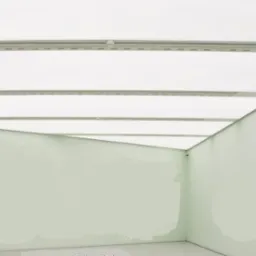 Sufit napinany z oświetleniem LED w galerii, widoczne białe panele sufitowe z liniami świetlnymi, jasne ściany w tle.